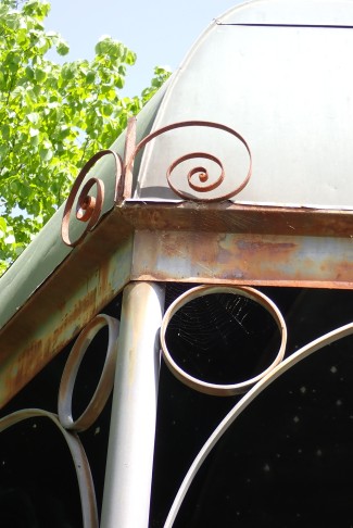 Auch spiralig gerollt, einfach anders rum. Aber wahrscheinlich nicht von der gesuchten Art inspiriert. Pavillon, La Neuveville (BE), 02.05.2025
